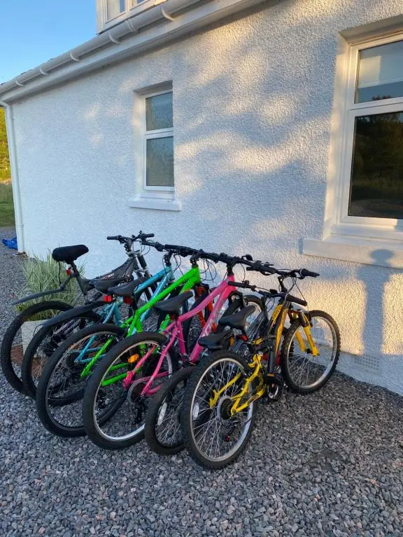 a group of bikes parked next to a building at Balintombuie in Dalchreichart