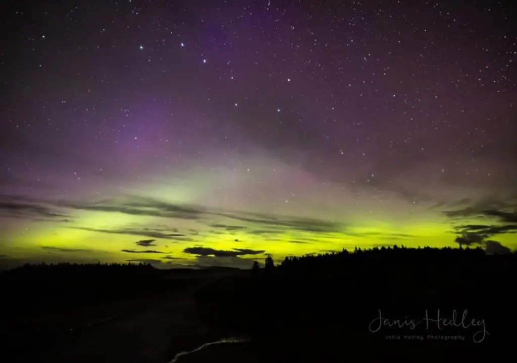 a night sky with a green and purple sky at Jakels Rest in Lairg