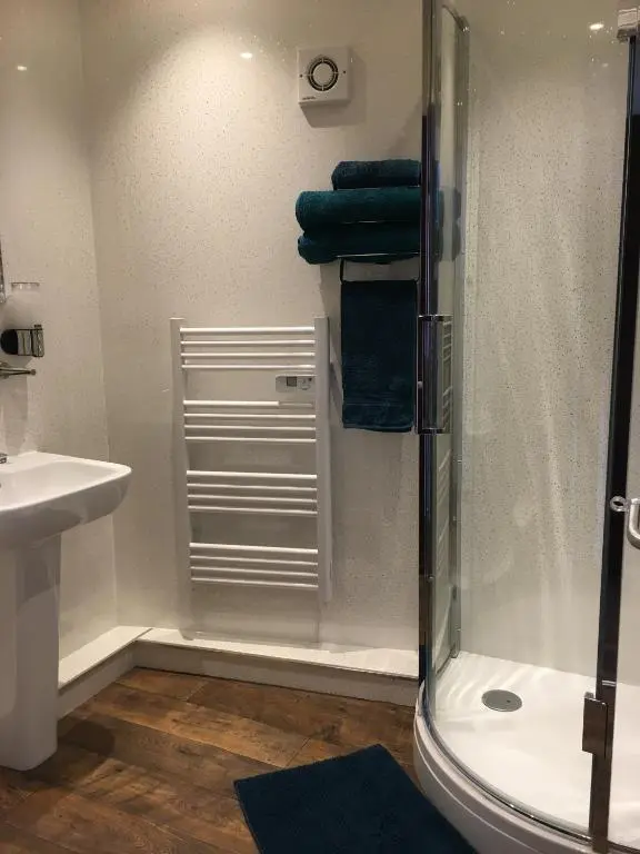 a bathroom with a shower and a sink at Modern 1 Bedroom Apartment central Inverness city in Inverness