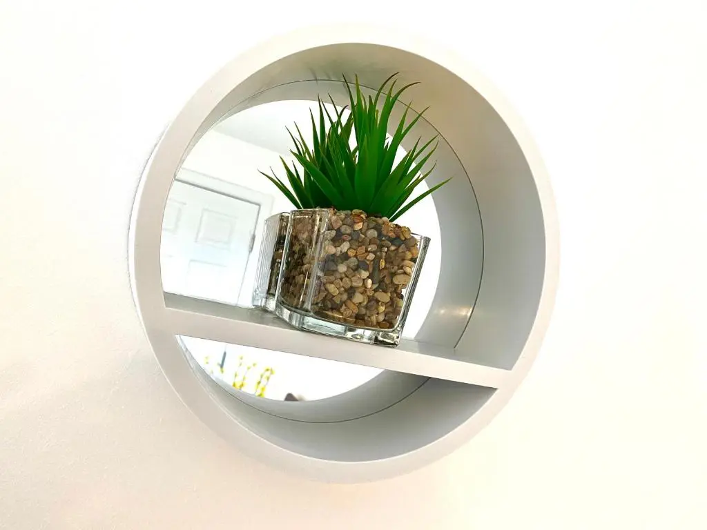 a potted plant on a shelf in a wall at Serviced Accommodation Moray Cawdor Avenue, Elgin in Elgin