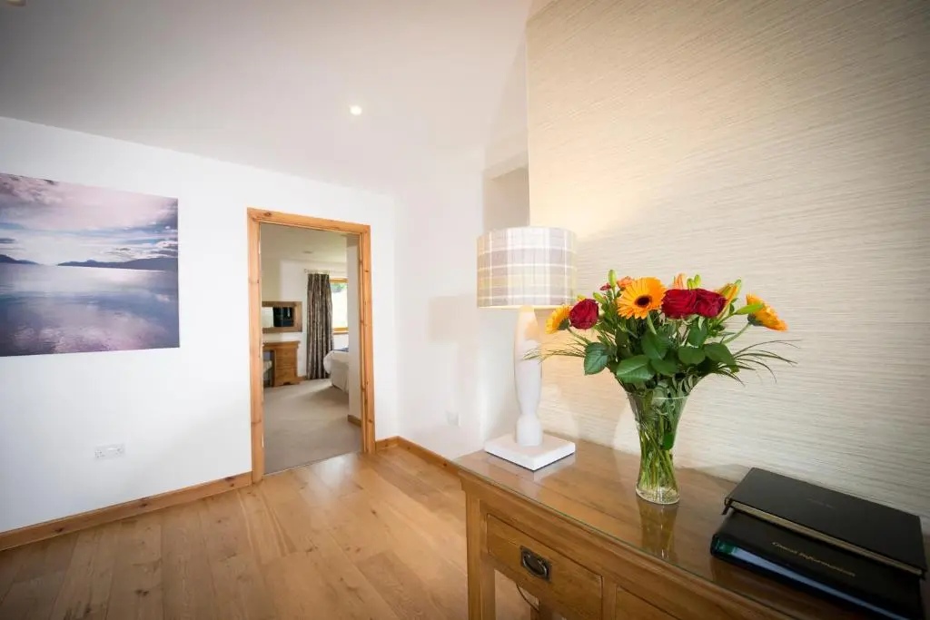 a vase of flowers on a table in a living room at Blue Sky Lodges. Atlas & Aurae in Croy