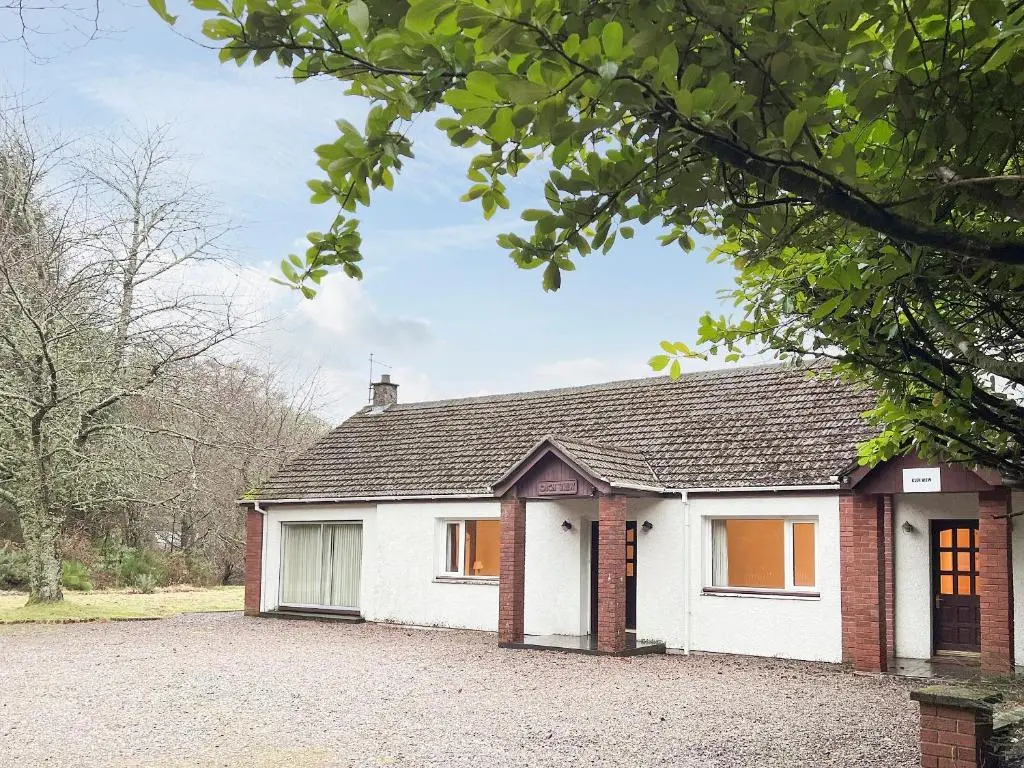 a white and red house with a driveway at Oich View - Uk37554 in Kilfinnan