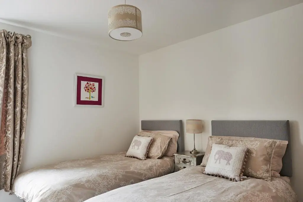 a bedroom with two twin beds next to each other at Aviemore apartment (pet friendly) - sleeps 4 in Aviemore