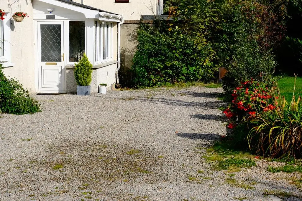 a driveway leading to a house with a white door at Lovely 1-bedroom apartment with free parking in Inverness