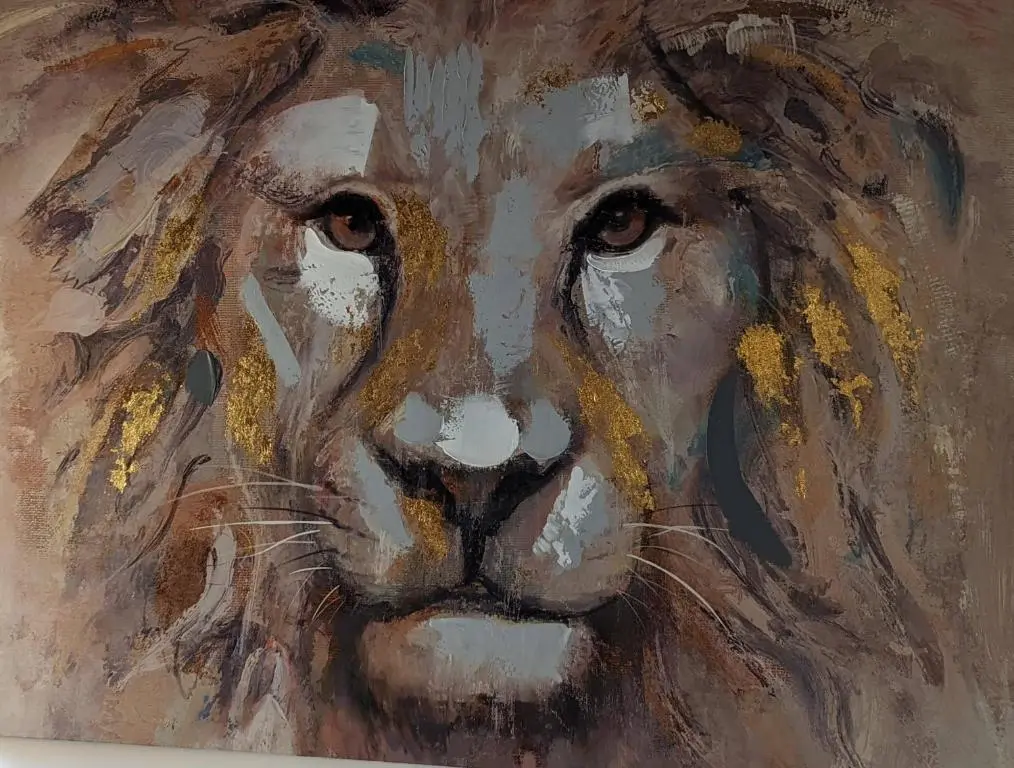 a painting of a lions face at Kaoglen Zen-Feature Bath-Dunkeld-Route 500 in Balnald