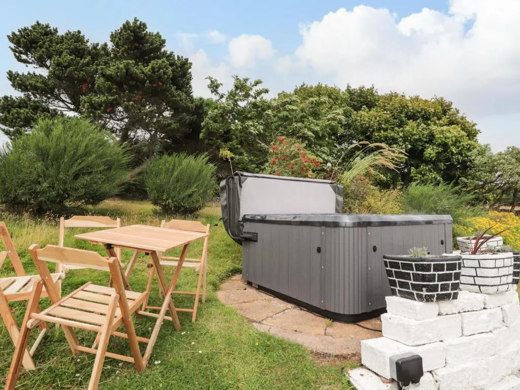 a table and chairs next to a hot tub at Ceol na Mara in Berriedale