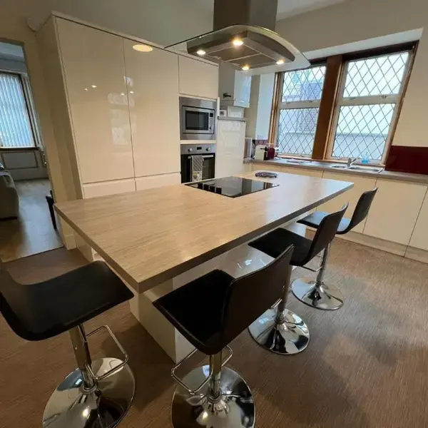 Ashley House Contemporary 4 Bedroom Stay for 13