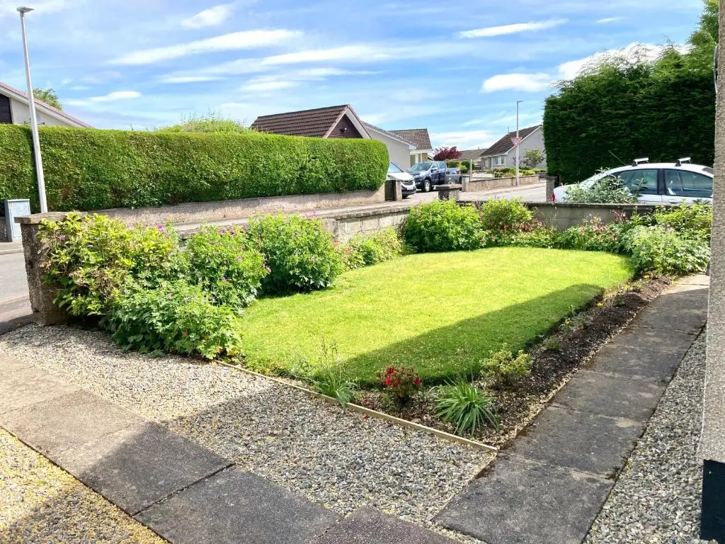 a garden with grass and bushes in a driveway at 'Edgewood' - spacious detached bungalow in Inverness