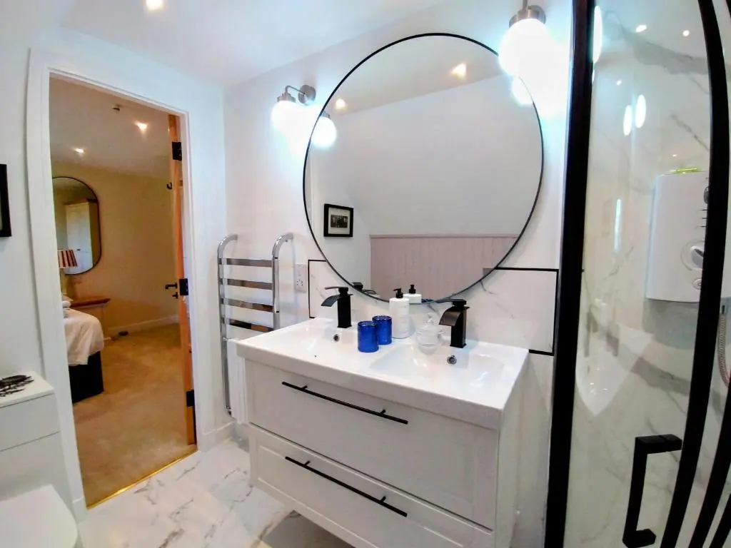 a bathroom with a sink and a mirror at Aber Holiday Rentals in Inverness