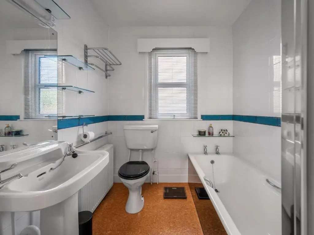 a bathroom with a tub and a toilet and a sink at Holiday Home Sullivan by Interhome in Drumnadrochit