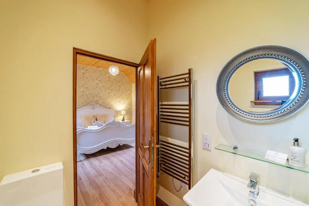 a bathroom with a sink and a mirror and a bed at Wildcat Lodge in Cray