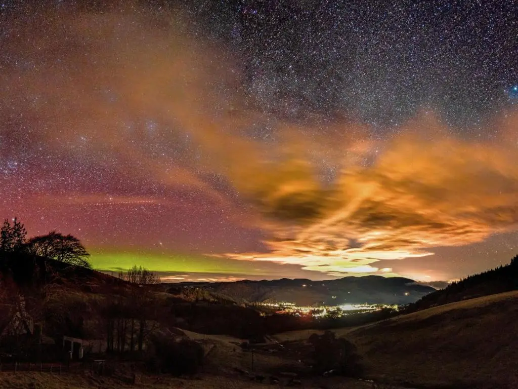 a night sky with the stars and the milky way at Holiday Home Achmony Number 7 by Interhome in Drumnadrochit