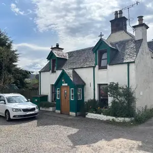 Loch Ness village cottage for 2 with free parking & pets welcome
