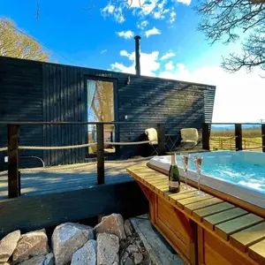 Dog friendly cabin & hot tub and Cairngorm views