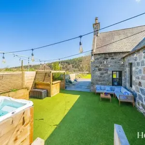 Kirkton Family Farmhouse with Hot Tub