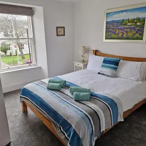 House - Sleeps 8 - Pets Ok - Parking