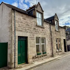Rosebery House with private garden in quiet area of city centre
