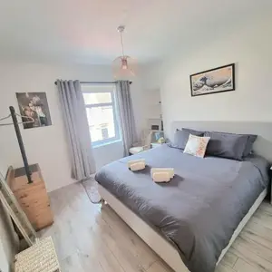 2 bedroom flat- 5 minutes walk from city centre