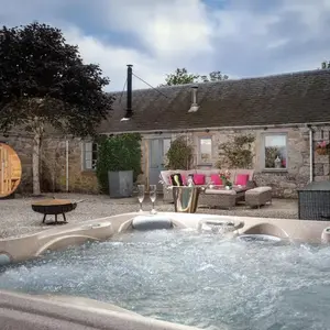 The Eagle's Nest - large house with hot tub and sauna