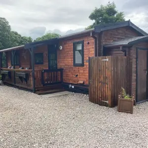 RIVERSIDE LODGE RETREAT